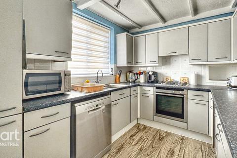 5 bed property, in Merriam Close, £450,000