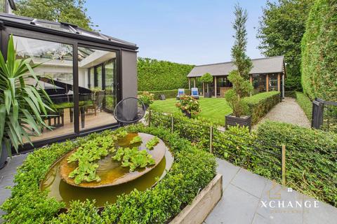 5 bed property, in Castle Road, £620,000