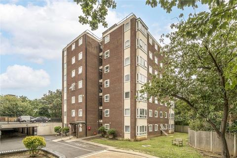 2 bed property, in Treversh Court, £200,000