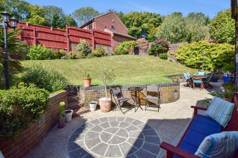 4 bed property, in Spencer Close, £470,000