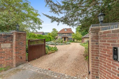 8 bed property, in Aylesbury Road, £1,450,000