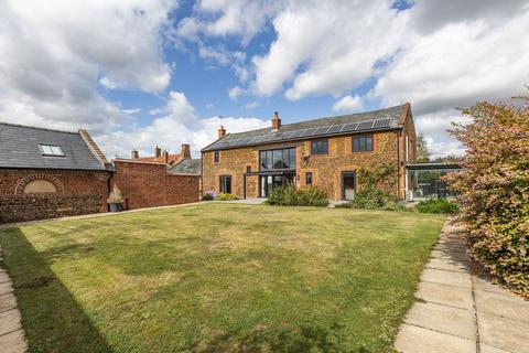6 bed property, in Chain Free Barn Conversion with Annexe in Hillington, £999,950