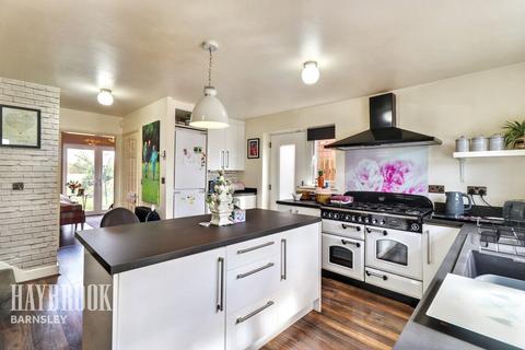 4 bed property, in Lynham Avenue, £350,000