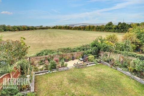 4 bed property, in Lynham Avenue, £350,000