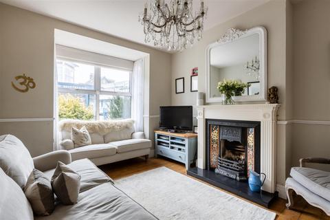 3 bed property, in Lesbourne Road, £550,000