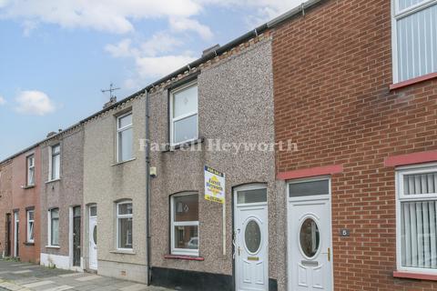 2 bed property, in Worcester Street, £105,000