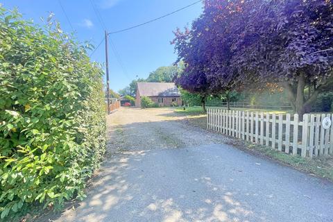 5 bed property, in Wash Lane, £690,000