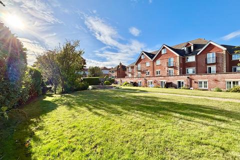1 bed property, in Cooden Drive, £195,000