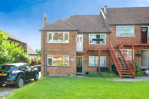 2 bed property, in Lawrie Court, £300,000