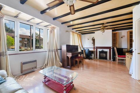3 bed property, in Eltham Green Road, £475,000