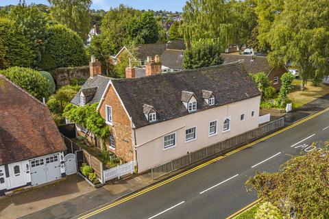 5 bed property, in Hill Village Road, £695,000