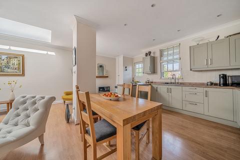 2 bed property, in Duck Lane, £300,000