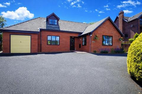 3 bed property, in Grove Close, £360,000