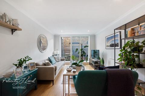 2 bed property, in Trinity Mews, £475,000