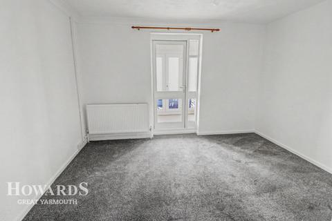 3 bed property, in Beach Road, £220,000