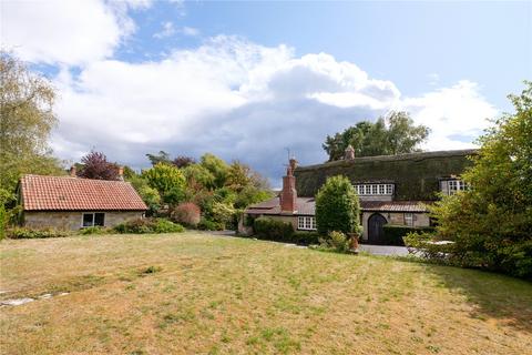 4 bed property, in Rimpton Road, £550,000