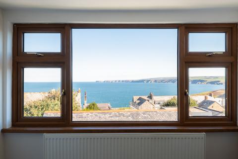 4 bed property, in Tintagel Terrace PL29, £795,000