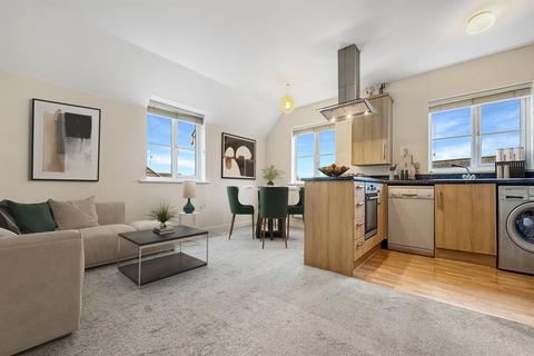 2 bed property, in 2 bedroom Second Floor Flat in Chichester, £210,000