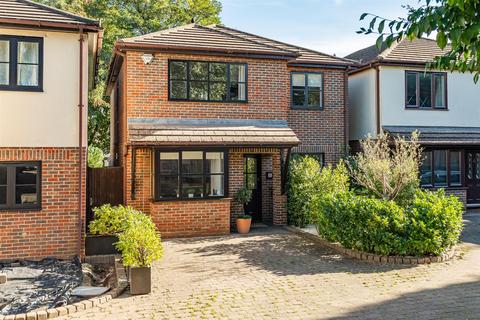 4 bed property, in Walnut Walk, £825,000