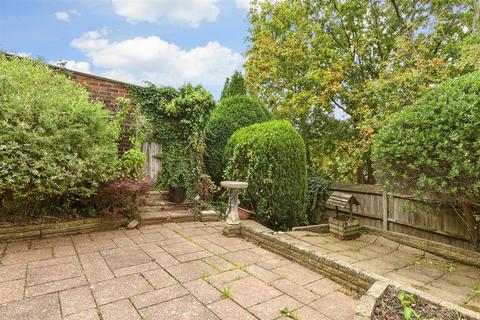 2 bed property, in Claygate Road, £375,000
