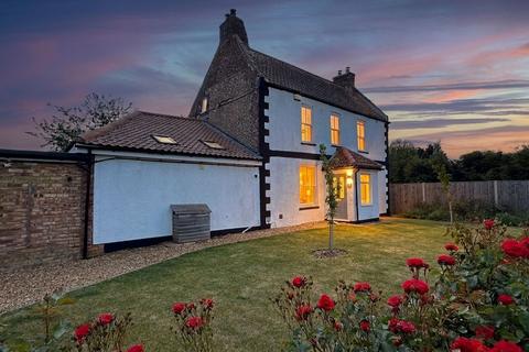 5 bed property, in Broadend Road, £675,000