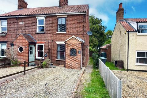 2 bed property, in Hall Lane, £185,000