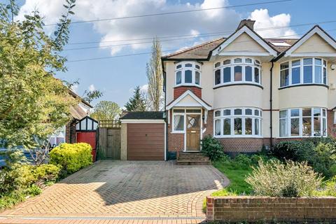 3 bed property, in Village Way, £800,000