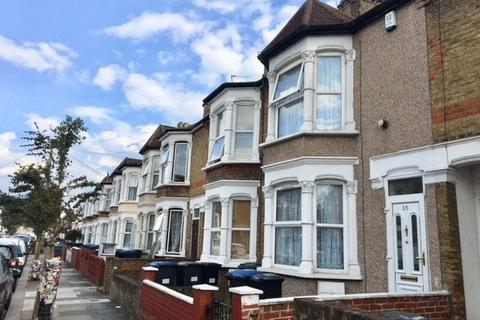 2 bed property, in Lowden Road, £280,000