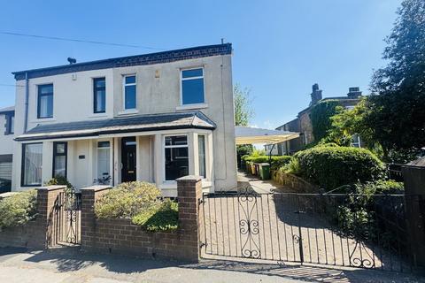 3 bed property, in Station Road, £200,000