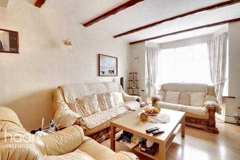 3 bed property, in Whitton Avenue East, £550,000