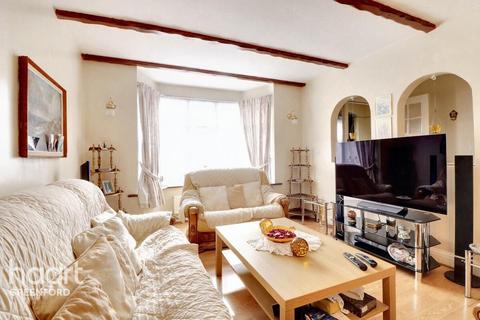 3 bed property, in Whitton Avenue East, £550,000