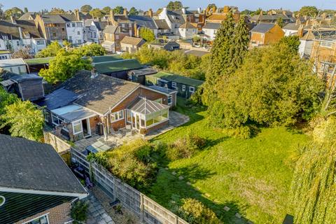 3 bed property, in High Street, £400,000