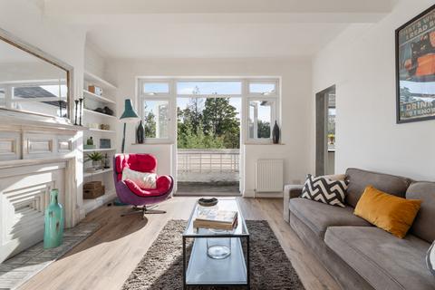 3 bed property, in Lyndale Avenue, £700,000