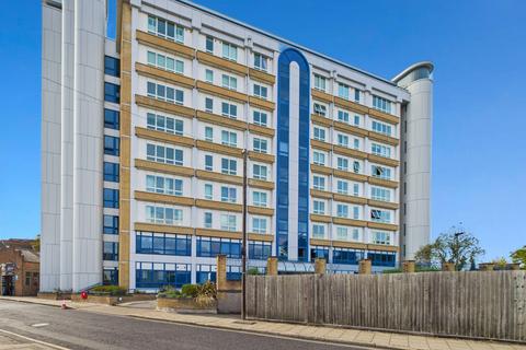 2 bed property, in Northpoint, £280,000