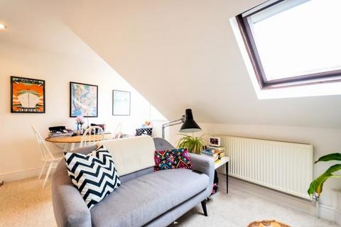 1 bed property, in Cambridge Road, £180,000