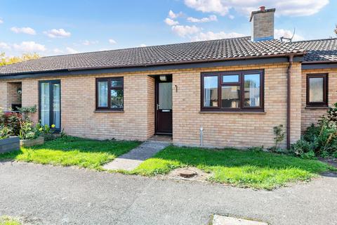 2 bed property, in Gables Close, £300,000