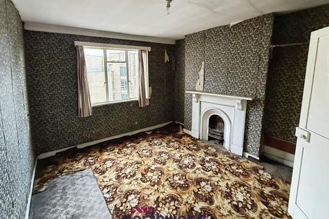 6 bed property, in New Bridge Street, £180,000