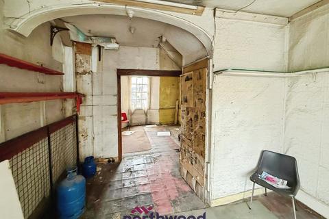 6 bed property, in New Bridge Street, £163,500