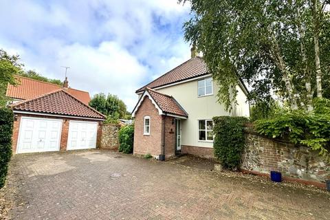 4 bed property, in Wetheringsett, £450,000