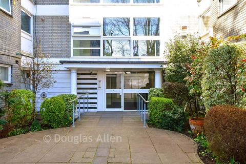 2 bed property, in Woodford Road, £325,000