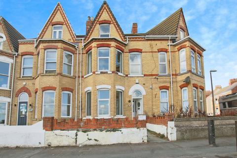 4 bed property, in The Promenade, £190,000