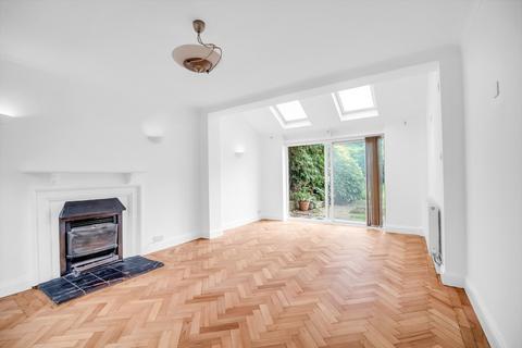 3 bed property, in Harestone Hill, £875,000