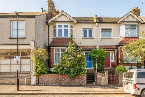 4 bed property, in Bramshot Avenue, £610,000