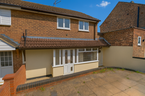 2 bed property, in Rowan Road, £200,000