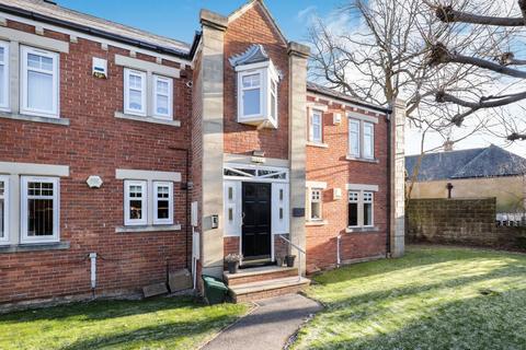 2 bed property, in Leeds Road, £220,000