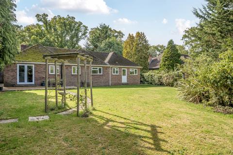 3 bed property, in Aldworth Road, £685,000