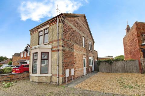 2 bed property, in Glebe Road, £91,000