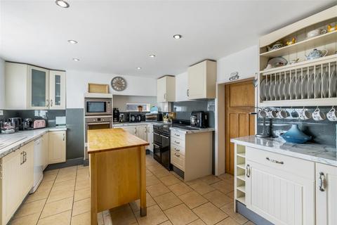 7 bed property, in Boston Road, £525,000