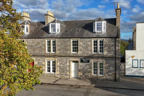 Studio, in Stonefield House Garden Apartments, £135,000