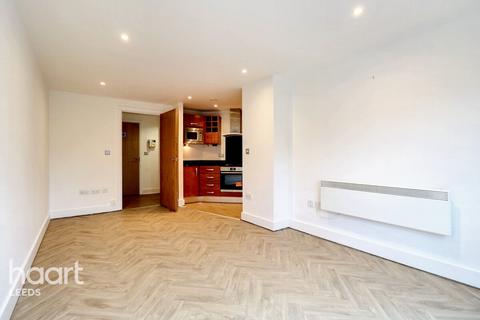 2 bed property, in Armouries Way, £150,000